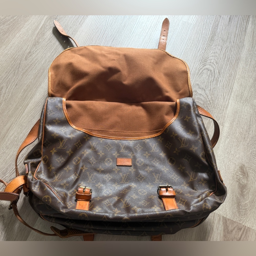 Louis Vuitton Monogram Saumur 43 Canvas Messenger Bag with Tan Leather Trim - Picture 7 of 16